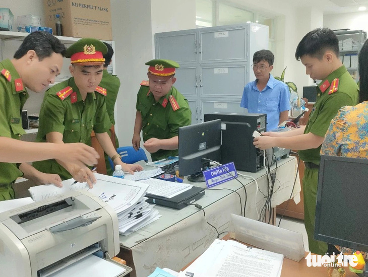 Cơ quan điều tra khám xét nơi làm việc, bắt giam hai cán bộ liên quan sai phạm đất đai tại TP Long Xuyên - Ảnh: MINH KHANG
