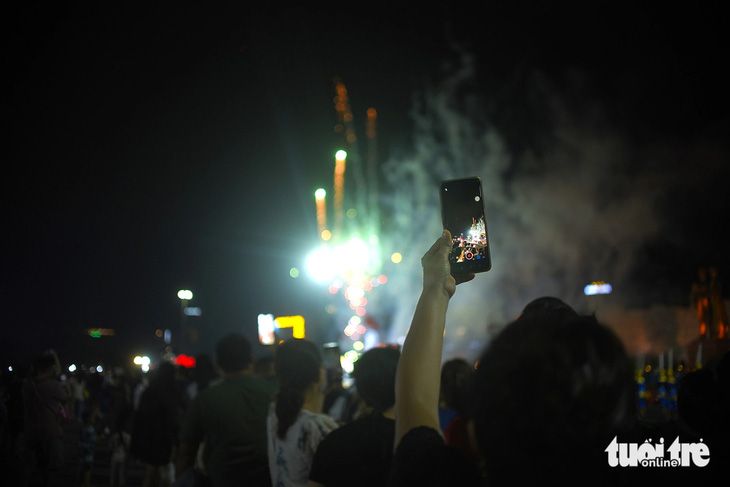Người dân thích thú ngắm pháo hoa trong đêm Carnival - Ảnh: LÂM THIÊN