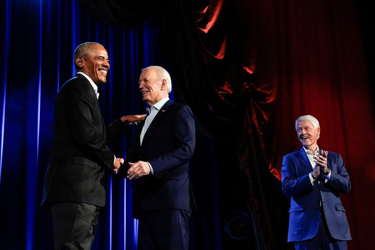 Tổng thống Biden (giữa) cùng hai cựu tổng thống Obama (trái) và Clinton trên sân khấu buổi gây quỹ cho chiến dịch tái tranh cử ngày 28-3 tại New York - Ảnh: REUTERS