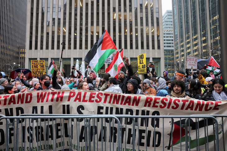 Biểu tình ủng hộ Palestine ngay bên ngoài nơi tổ chức sự kiện gây quỹ tái tranh cử cho Tổng thống Biden ngày 28-3 - Ảnh: REUTERS