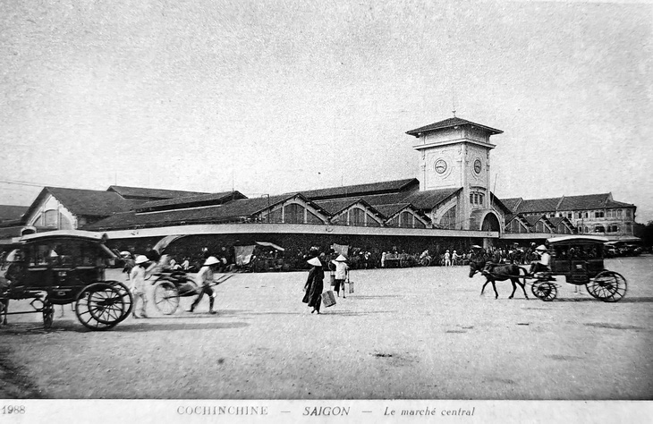 Xe ngựa kéo trước chợ Bến Thành thời Pháp - Ảnh: bưu ảnh ông Nguyễn Đại Hùng Lộc sưu tầm