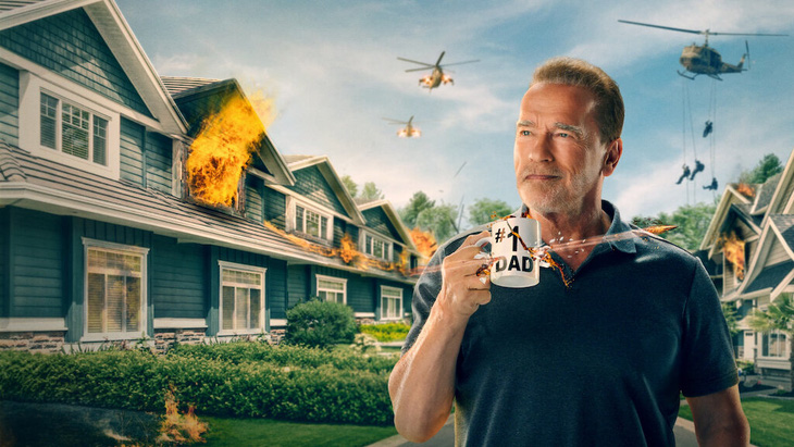 Đang &quot;dưỡng thương&quot; nhưng Arnold vẫn không quên tranh thủ quảng cáo bộ phim FUBAR mình đang sản xuất - Ảnh: Netflix