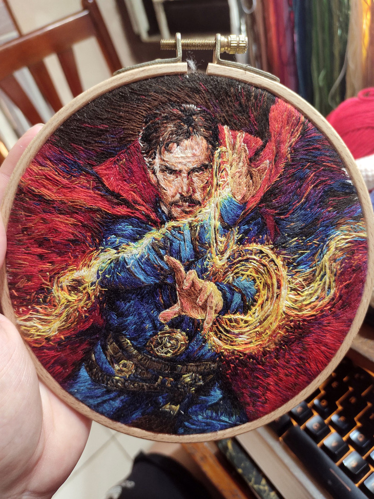 Nhân vật Doctor Strange sống động trong bức tranh thêu - Ảnh: NVCC