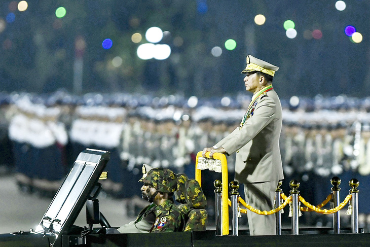 Thống tướng Min Aung Hlaing xuất hiện tại cuộc duyệt binh của quân đội Myanmar ngày 27-3 ở thủ đô Naypyidaw - Ảnh: AFP