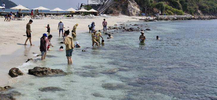 Khách du lịch tắm biển tại đảo Nam Du, huyện Kiên Hải, tỉnh Kiên Giang - Ảnh: LÊ DÂN