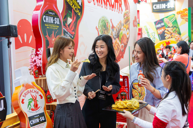 Người tiêu dùng Nhật Bản hào hứng đón nhận sản phẩm tương ớt CHIN-SU Sriracha mới.