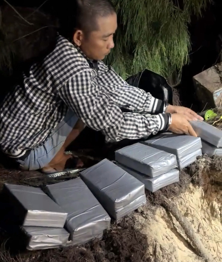 Nguyễn Thanh Tuấn dẫn công an đến nơi cất giấu 20kg nghi là cocaine ở bãi biển Vũng Tàu - Ảnh: Công an cung cấp