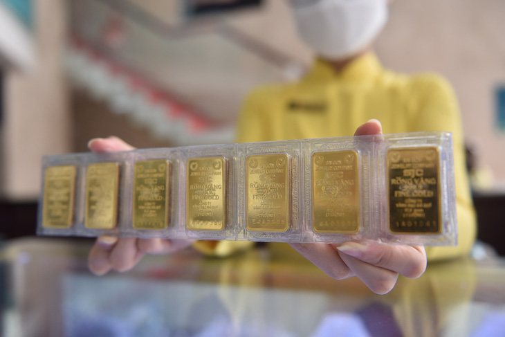 So với giá vàng thế giới quy đổi, giá vàng miếng SJC đang cao hơn 13,1 triệu đồng/lượng - Ảnh: NGỌC PHƯỢNG