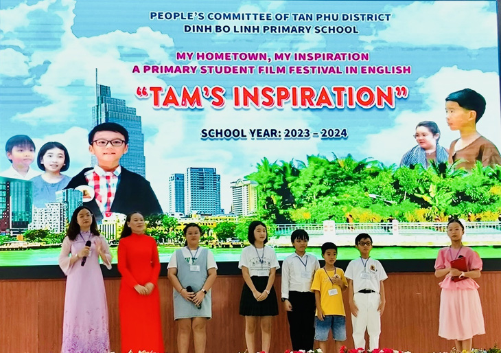 Học sinh và giáo viên Trường tiểu học Đinh Bộ Lĩnh trong buổi công chiếu bộ phim của trường 