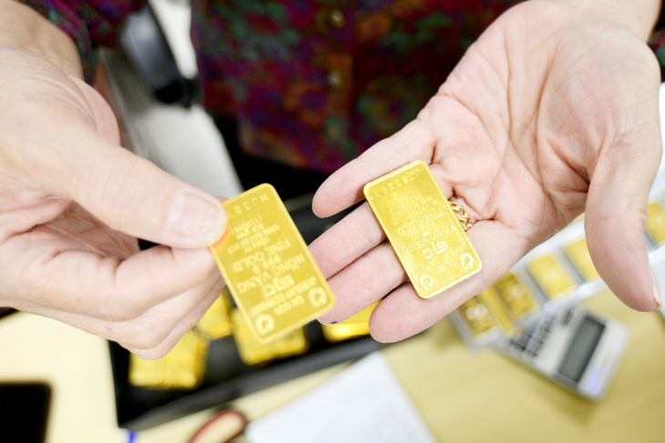 Các chuyên gia đánh giá việc bỏ độc quyền vàng miếng sẽ làm giảm chênh lệch giá vàng trong nước và giá vàng quốc tế - Ảnh: QUANG ĐỊNH