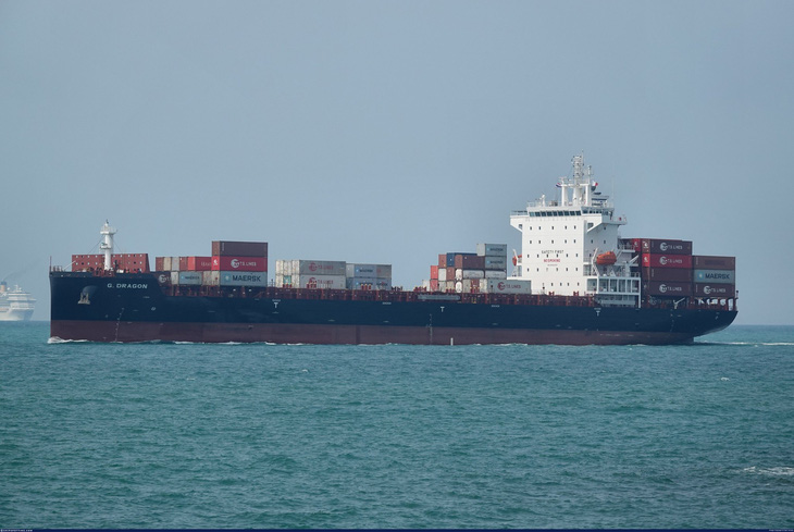 Hình ảnh tàu container trên biển mang tên G-Dragon nổi bật được chia sẻ gây chú ý
