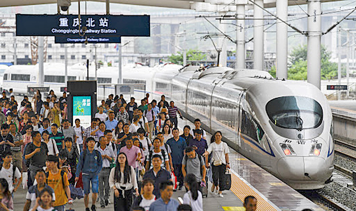Một chuyến tàu cao tốc hướng đến TP Thành Đô (tây nam Trung Quốc) khởi hành từ nhà ga ở  TP Trùng Khánh - Ảnh: Tân Hoa xã