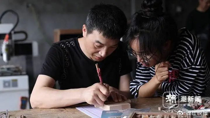 Vương Pháp Vạn dạy Lý Tử Thất về kỹ thuật in khắc gỗ - Ảnh: Qianjiang Evening News