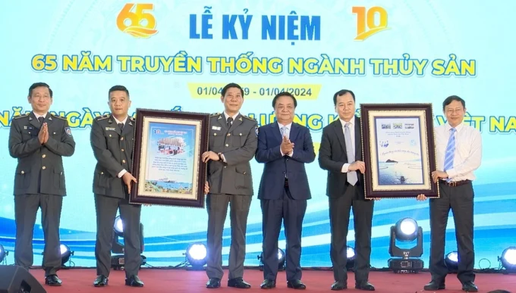 Bộ trưởng Lê Minh Hoan tặng quà lưu niệm cho Cục Thủy sản và Cục Kiểm ngư - Ảnh: D.HỌC