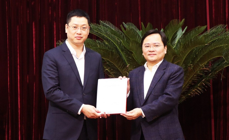 Bí thư Tỉnh ủy Bắc Ninh Nguyễn Anh Tuấn (bìa phải) trao quyết định của Ban Bí thư cho ông Trần Huy Phương - Ảnh: CỔNG TTĐT BẮC NINH