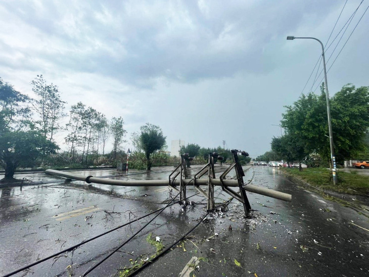Cột điện gãy đổ chắn ngang đường giao thông tại khu vực phường Hà Khánh, TP Hạ Long, tỉnh Quảng Ninh chiều 29-3 - Ảnh: H.NGA