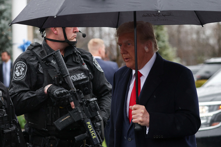 Cựu tổng thống Donald Trump đến dự lễ tưởng niệm một cảnh sát ở New York ngày 28-3 - Ảnh: REUTERS