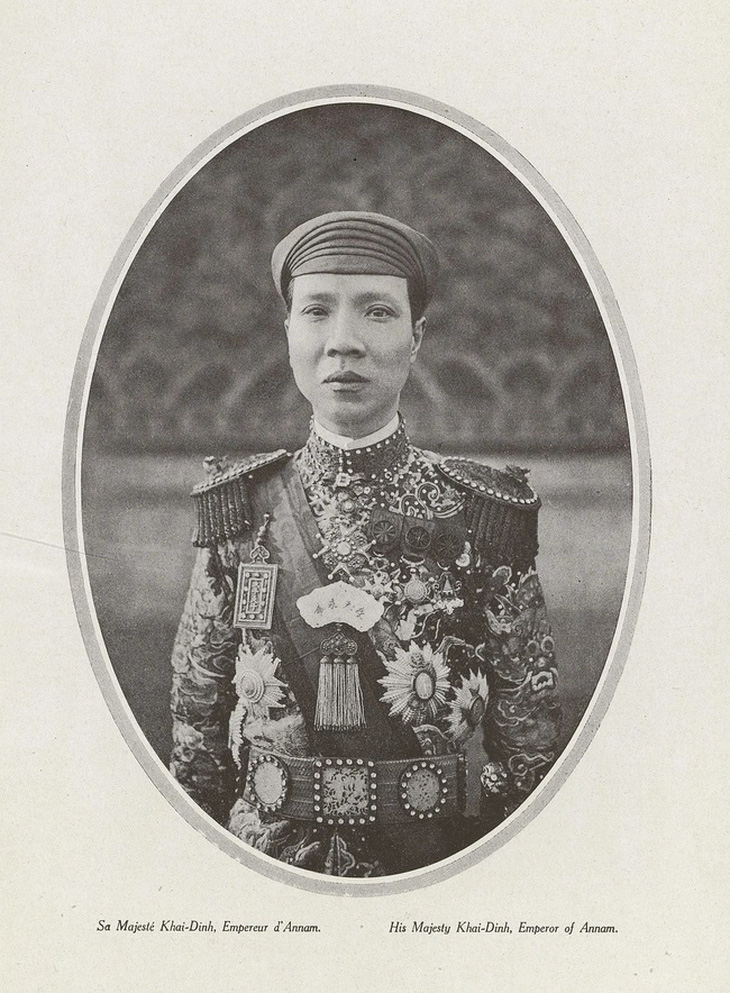 Kim bài và ngọc khánh sắp đấu giá được cho là của vua Khải Định từng đeo trong bức ảnh này, khi nhà vua tham dự Hội chợ thuộc địa tại Pháp năm 1922 - Ảnh: tư liệu