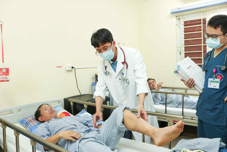 Bác sĩ Tôn thăm khám cho bệnh nhân tại Trung tâm Đột quỵ Bệnh viện Bạch Mai - Ảnh: BVCC
