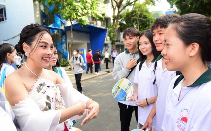 Nghe Double2T kể chuyện chọn ngành, chọn trường- Ảnh 2. O Sen Ngọc Mai hát truyền cảm hứng chọn nghề cho sĩ tử