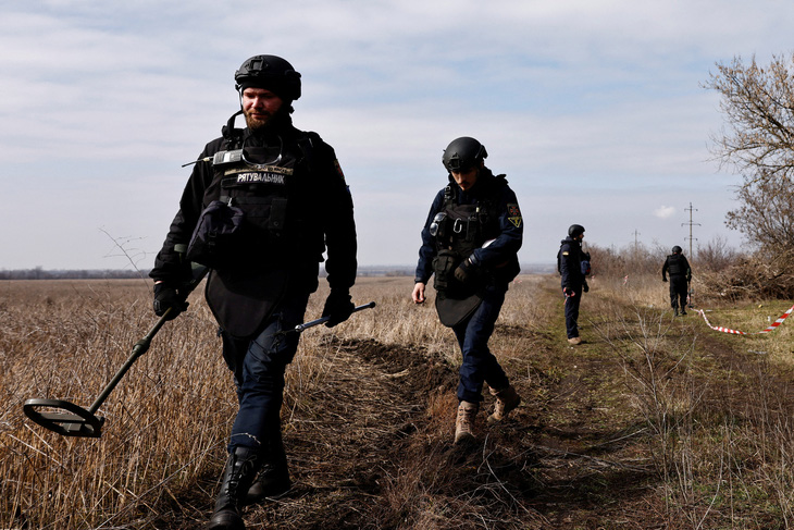 Ukraine tiến hành tìm kiếm mìn và chất nổ trong khu vực đất nông nghiệp vào tháng 3-2023 - Ảnh: REUTERS