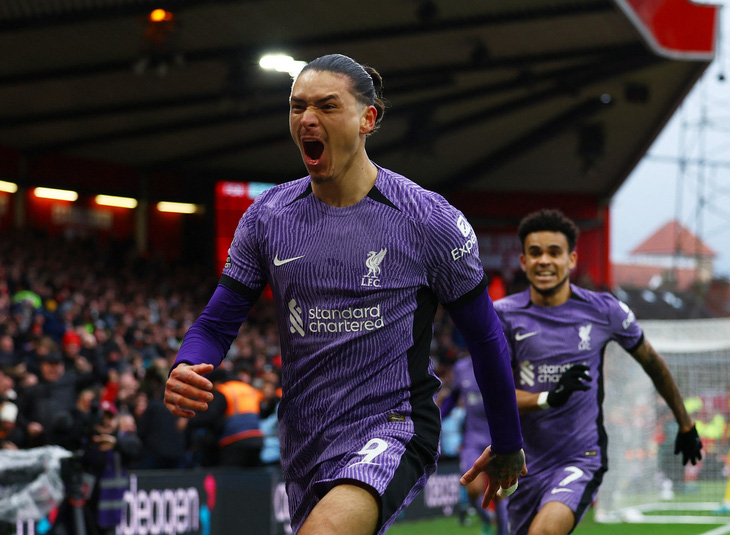 Niềm vui của Darwin Nunez sau khi ghi bàn giúp Liverpool giành chiến thắng - Ảnh: REUTERS