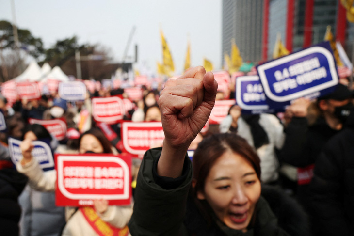 Các bác sĩ hô khẩu hiệu trong một cuộc biểu tình phản đối kế hoạch của chính phủ nhằm tăng tuyển sinh vào trường y ở Seoul, Hàn Quốc, ngày 3-3 - Ảnh: REUTERS