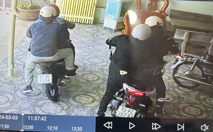 Camera ghi lại hình ảnh 4 người nghi cướp tiệm vàng tại huyện Bàu Bàng, tỉnh Bình Dương - Ảnh: B.Đ.
