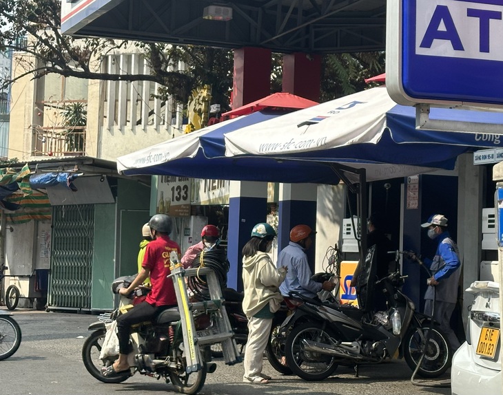 Nhiều doanh nghiệp đua áp dụng xuất hóa đơn điện tử. Người dân cũng đã bắt đầu thấy lợi ích - Ảnh: CÔNG TRUNG