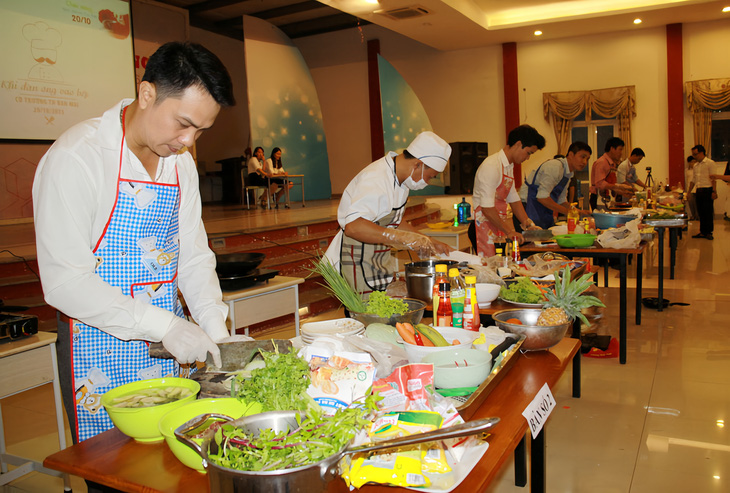 Một hoạt động trải nghiệm ý nghĩa dịp 8-3 khi công đoàn tổ chức cho chồng, bạn trai của các cô giáo trong trường đến thi tài vào bếp - Ảnh: LƯƠNG ĐÌNH KHOA
