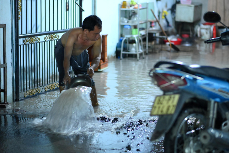 Nhiều hộ dân quanh khu vực xảy ra sự cố bị nước tràn vào nhà - Ảnh: TÍN ẢNH