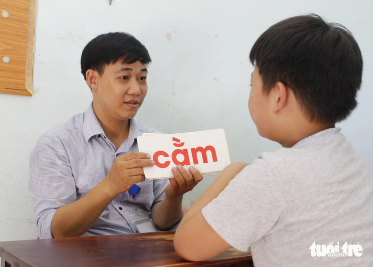 Thạc sĩ Nguyễn Xuân Việt có kinh nghiệm chuyên môn, đồng hành nhiều năm với trẻ tự kỷ, tăng động - Ảnh: ĐOÀN NHẠN