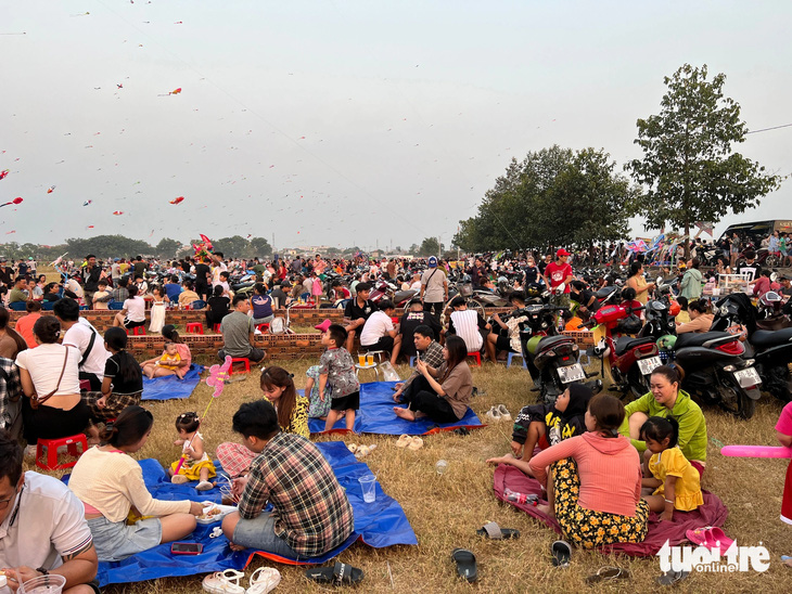 Cánh đồng ven đường Nguyễn Thị Đành (huyện Hóc Môn, TP.HCM) đông người đến thả diều mùa này - Ảnh: YẾN TRINH