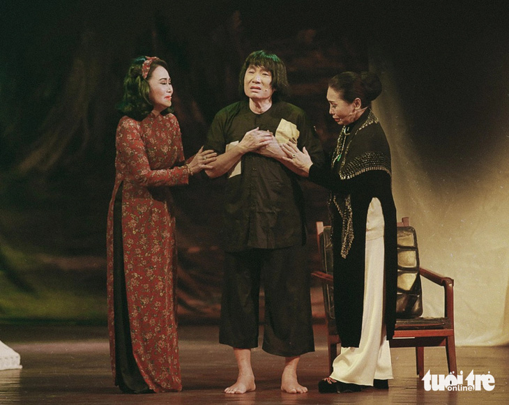 Từ trái qua: nghệ sĩ Thanh Hằng (vai Kim Anh), nghệ sĩ Minh Vương (vai Minh Luân) và nghệ sĩ Bạch Tuyết (vai cô Lựu) trong bản dựng lại năm 2018 - Ảnh: GIA TIẾN