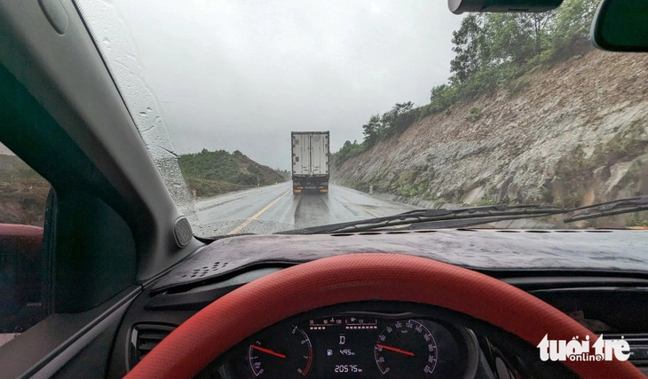 Tình trạng xe container, xe tải chở hàng nặng &quot;bò&quot; trên cao tốc này vẫn còn, dù đoạn đường có tốc độ tối thiểu là 60km/h - Ảnh: NHẬT LINH