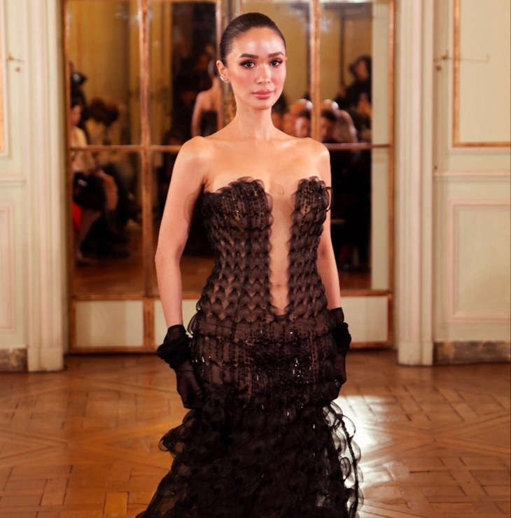 Dàn người mẫu nước ngoài trình diễn bộ sưu tập mới của Phan Huy - Ảnh: NTK cung cấp