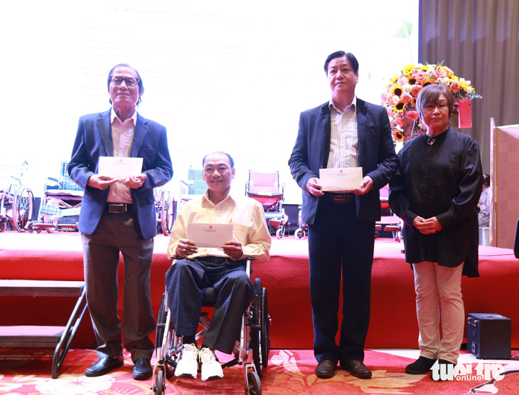 Quỹ hỗ trợ đóng góp xã hội Nhật Bản đã trao tặng hàng chục xe lăn cho người khuyết tật tại Đà  Nẵng - Ảnh: ĐOÀN NHẠN
