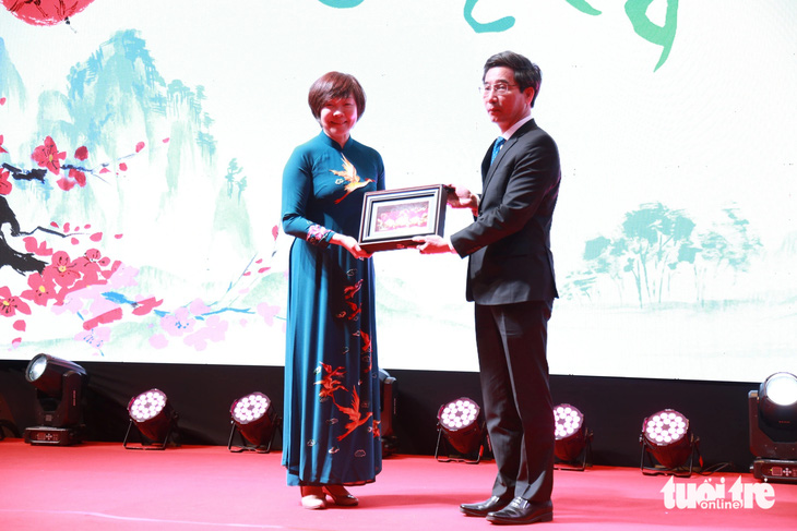 Bà Abe Shinzo nhận quà lưu niệm từ lãnh đạo TP Đà Nẵng - Ảnh: ĐOÀN NHẠN