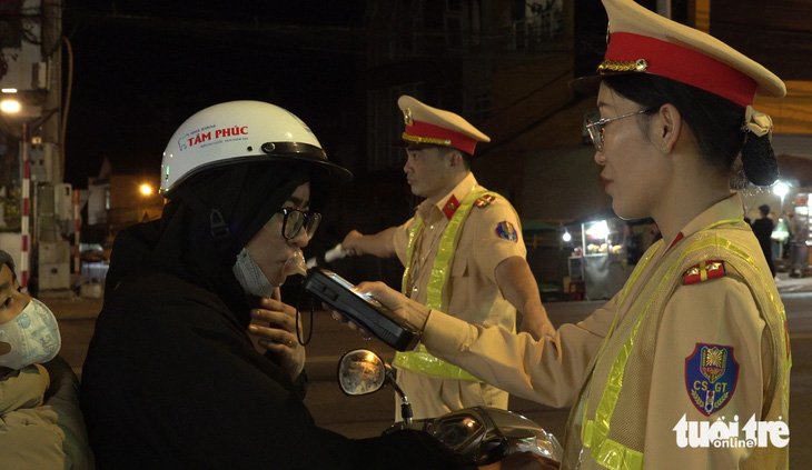 Nữ cảnh sát giao thông Công an Lâm Đồng tham gia kiểm tra nồng độ cồn - Ảnh: PHẠM NGÂN