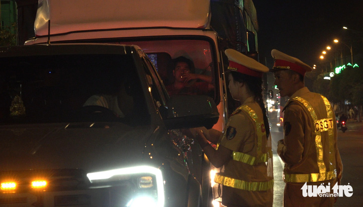 Nữ cảnh sát kiểm tra nồng độ cồn trên quốc lộ 20 - Ảnh: M.V