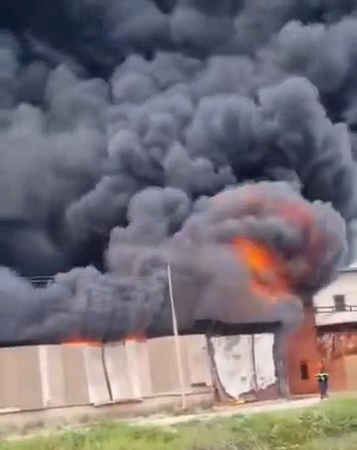 Lửa bùng cháy dữ dội tại xưởng sản xuất nệm - Ảnh: MINH TÚ