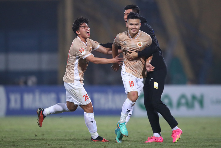 Đội trưởng Quang Hải (19) ghi bàn thắng quyết định giúp CLB Công An Hà Nội giữ lại 1 điểm trước Hồng Lĩnh Hà Tĩnh - Ảnh: HOÀNG TÙNG
