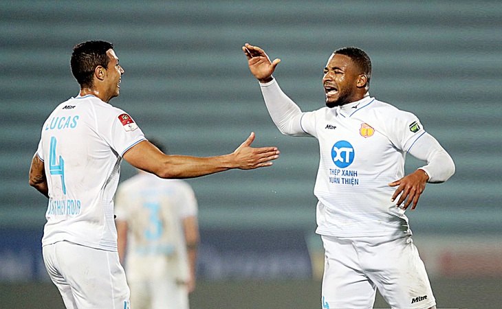 Sông Lam Nghệ An  phải dè chừng Rafaelson (phải) - chân  sút đã ghi 13 bàn  cho CLB Nam Định - Ảnh: Nam Định FC