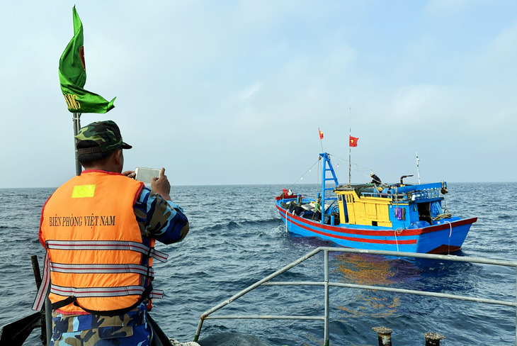 Đồn biên phòng Dung Quất tuần tra trên biển ở khu vực cảng Dung Quất - nơi có nhiều tàu thuyền tải trọng lớn ra vào - Ảnh: TRẦN MAI