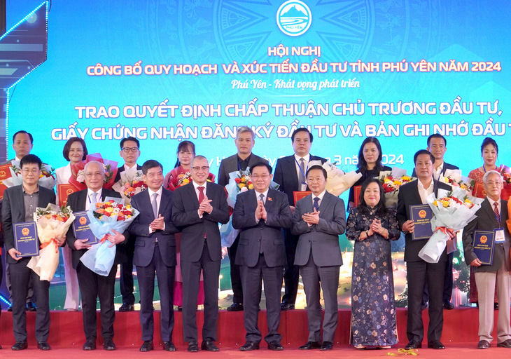 Chủ tịch Quốc hội Vương Đình Huệ, Phó thủ tướng Trần Hồng Hà, lãnh đạo tỉnh Phú Yên chúc mừng các nhà đầu tư được trao chứng nhận đầu tư, ghi nhớ đầu tư vào tỉnh này - Ảnh: THI TRUNG