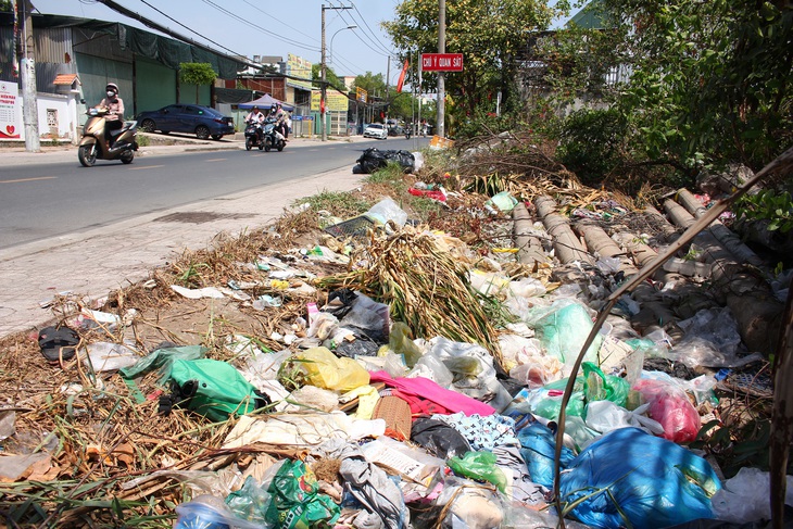 Rác khắp nơi trong khu dân cư - Ảnh: PHƯƠNG NHI