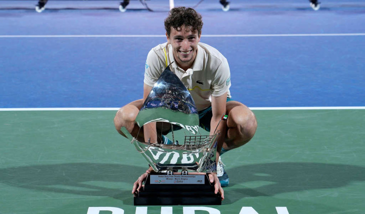 Ugo Humbert với chức vô địch Giải quần vợt Dubai - Ảnh: GETTY