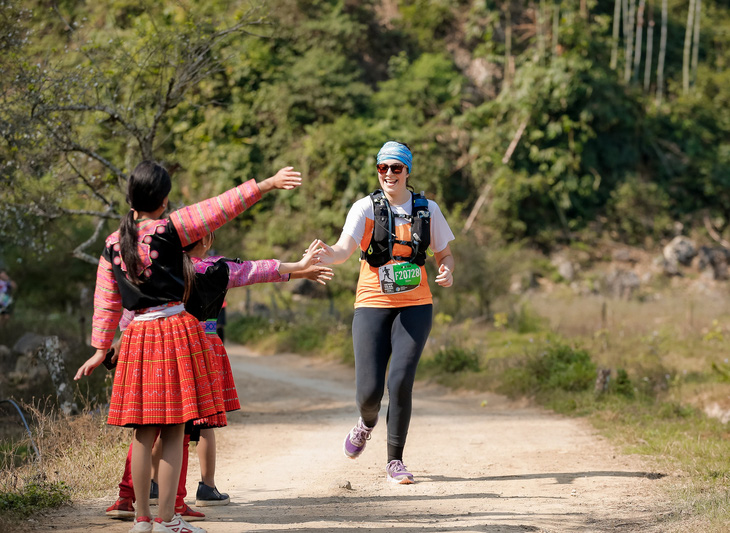 Vận động viên phong trào tham dự giải chạy bộ ở Mộc Châu, Sơn La - Ảnh: LƯU MINH KHƯƠNG