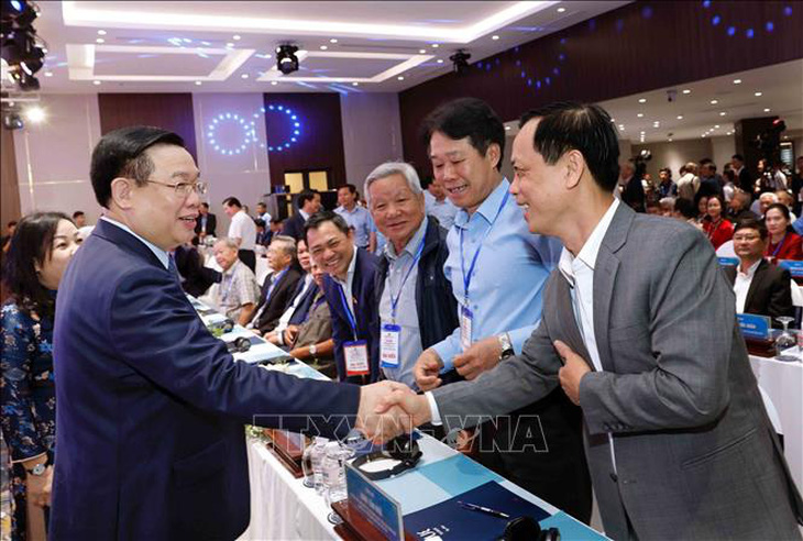 Chủ tịch Quốc hội Vương Đình Huệ gặp gỡ các đại biểu dự hội nghị công bố quy hoạch Phú Yên - Ảnh: TTXVN