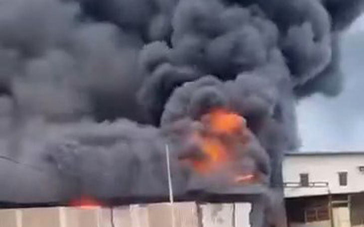 Cháy xưởng nệm ở Hóc Môn khói đen trời
